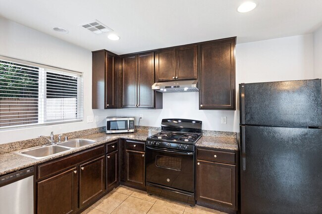 Building Photo - 3 Bath Southwest Cul de Sac Home