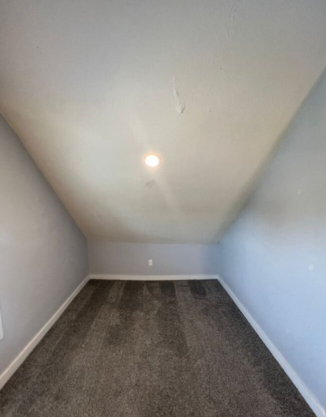 Building Photo - Spacious 5 Bedroom Bungalow in Historic No...