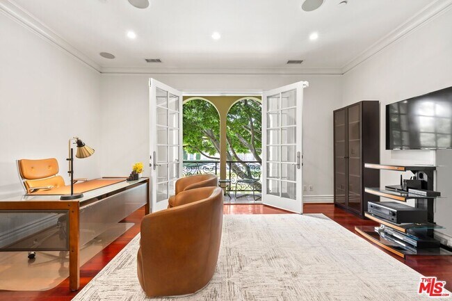 Building Photo - 314 N Palm Dr