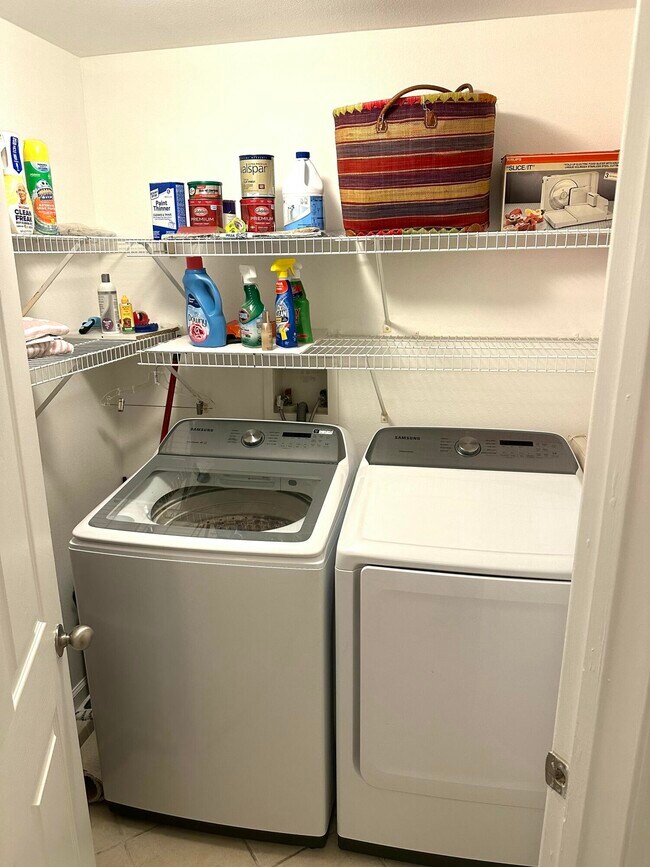 Building Photo - 533 NE 3rd Ave