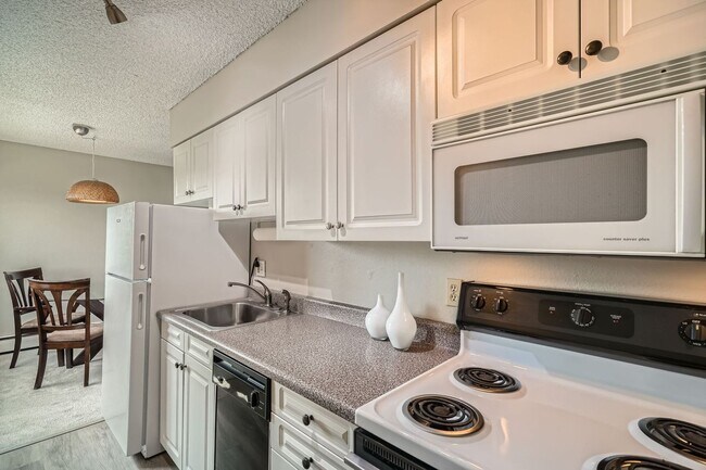 Building Photo - Sunny 6th-Floor Condo at Penn Towers – Rig...