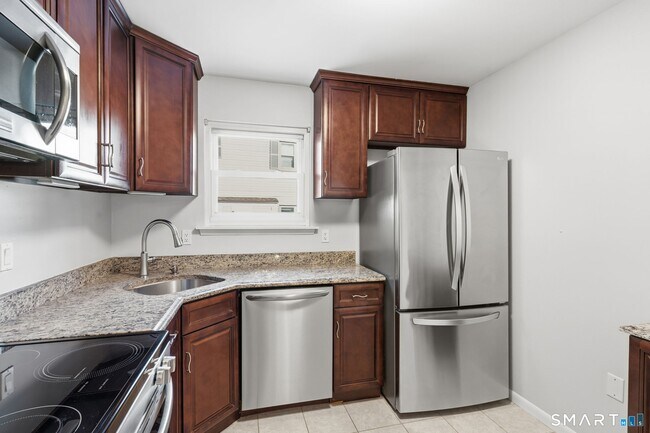 Building Photo - 808 Twin Circle Dr