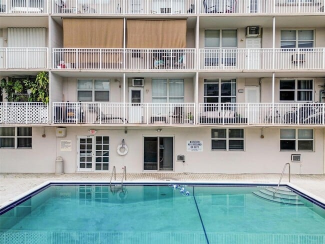 Building Photo - 1300 Lincoln Rd