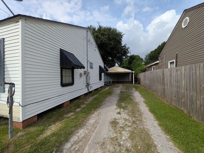 Building Photo - 3801 Stuart Ave