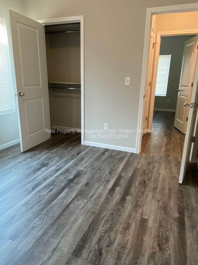 Building Photo - 412 S Longbranch Dr