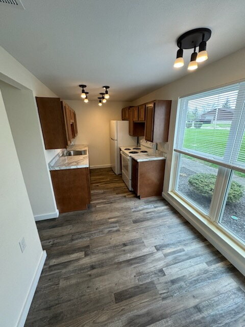 Building Photo - 1 Bed Single Level Apartment