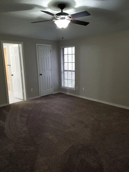 Building Photo - Room in Duplex on St Paul Ct