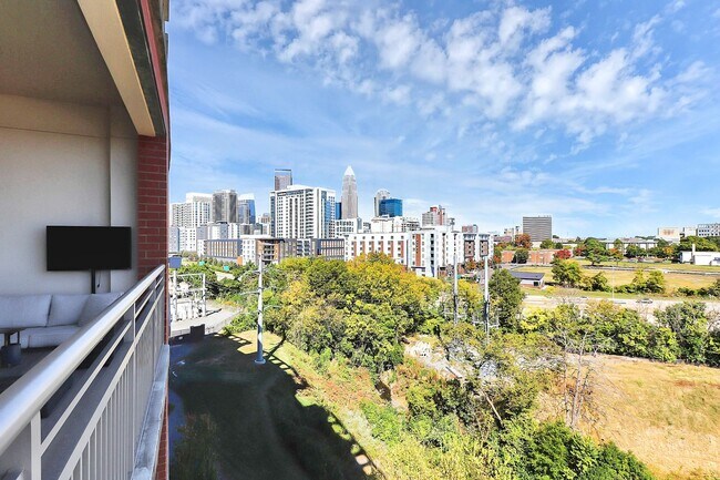 Building Photo - Spectacular 7th floor corner unit condo in...