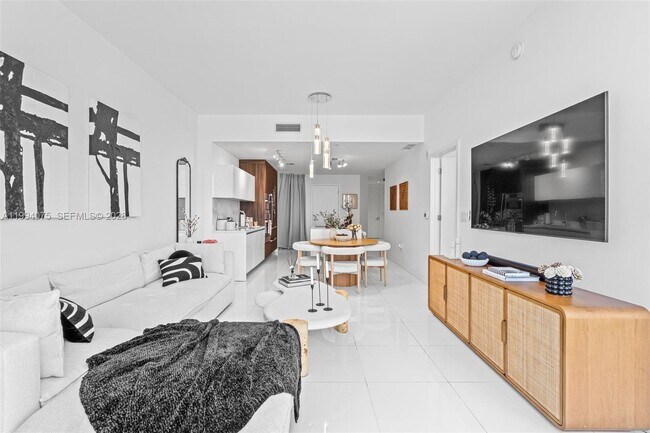 Building Photo - 851 NE 1st Ave