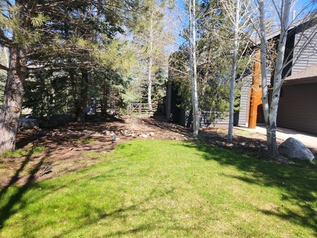 Building Photo - Beautiful Ranch Place Home