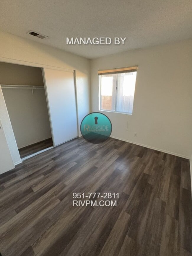 Building Photo - Centrally located Riverside home.