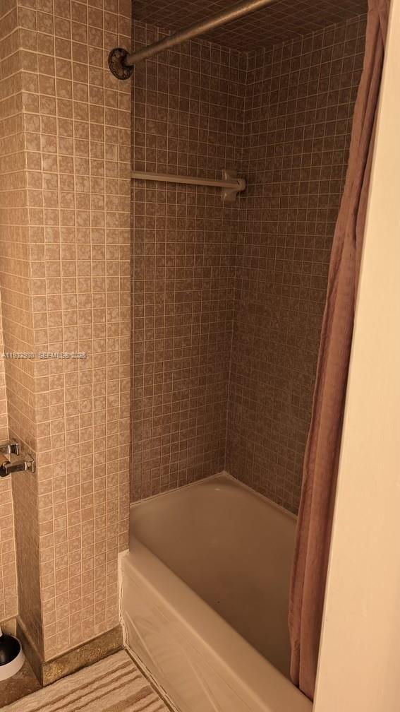 Building Photo - 2822 Pine Tree Dr