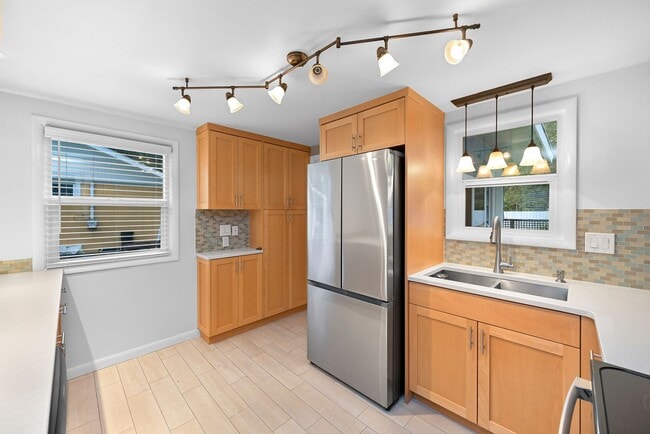 Building Photo - Welcome Home to Comfort and Charm in Blaine, WA!