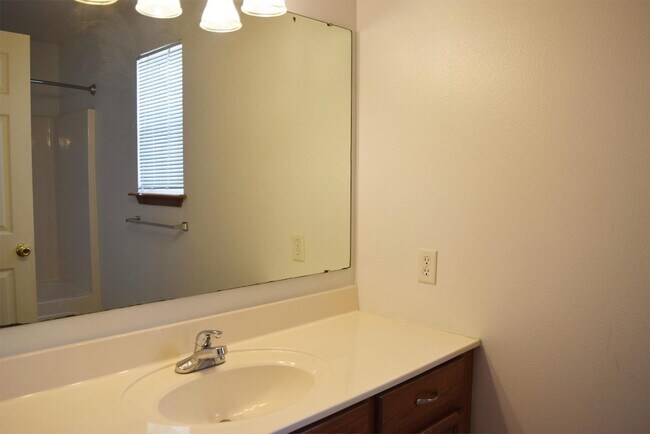 Building Photo - Charming Hickory Valley Gem Near Fort Leonard Wood