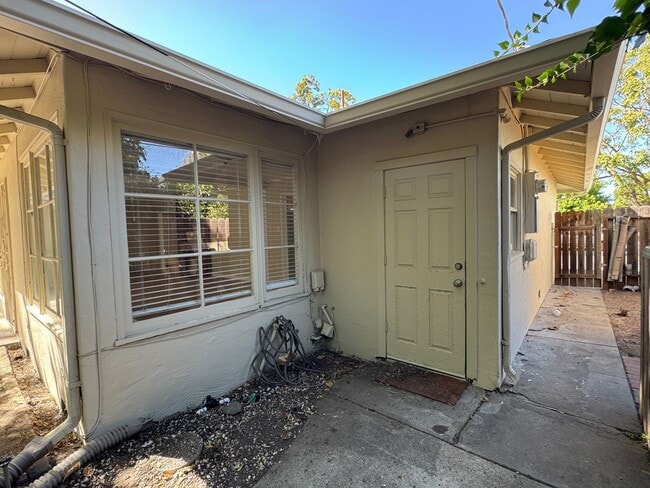 Building Photo - 1220 W Benjamin Holt Dr