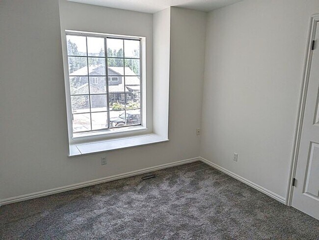 Building Photo - Recently Updated Pinebrook Home
