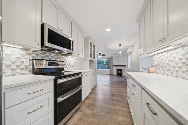 Building Photo - Beautiful Hillsdale 4 BR, 2 BA home