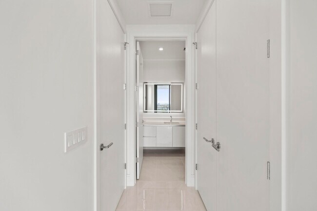 Building Photo - 220 Lake Shore Dr