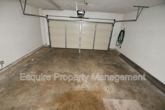 Building Photo - 2075 Blackberry Cir