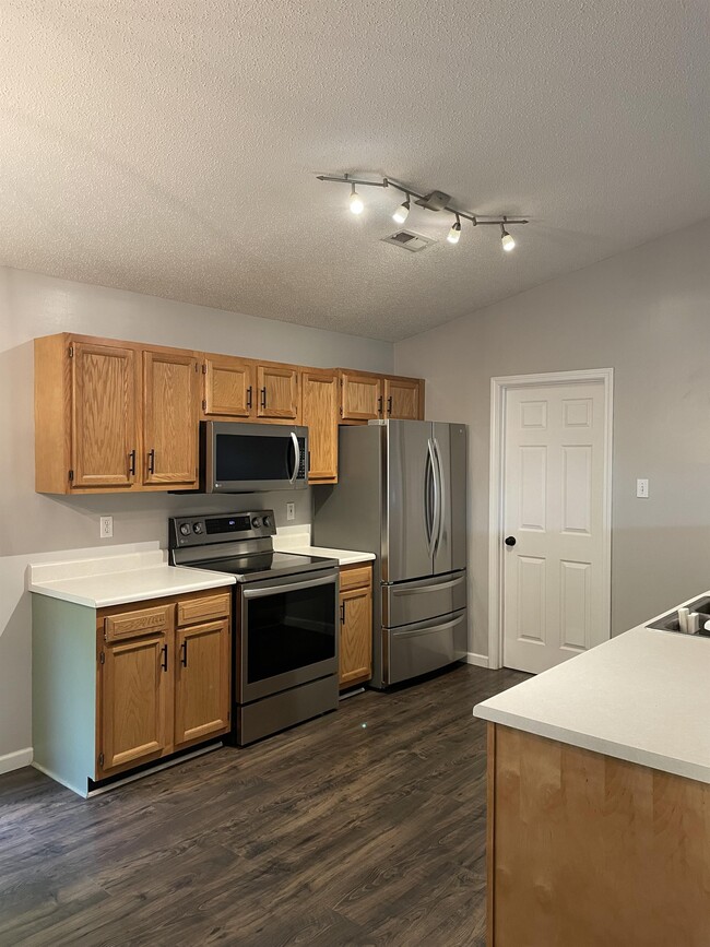 Building Photo - 512 Lejeune Dr