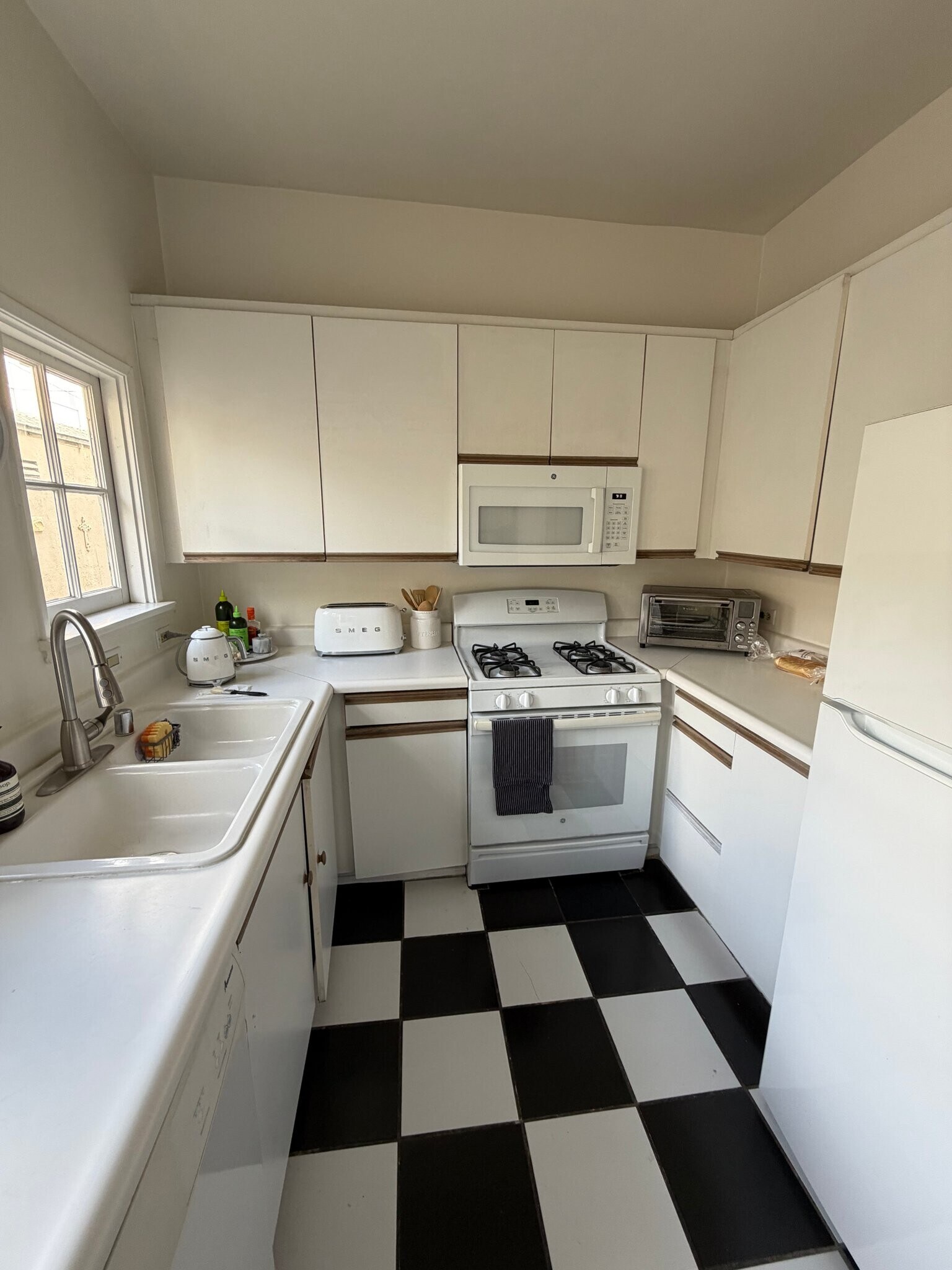 Building Photo - 9969 Robbins Dr