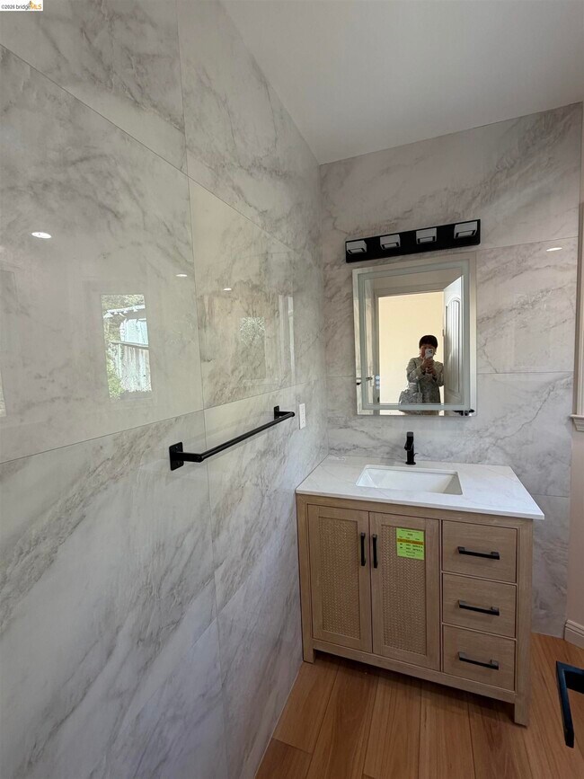 Building Photo - 83 Alamo Ave