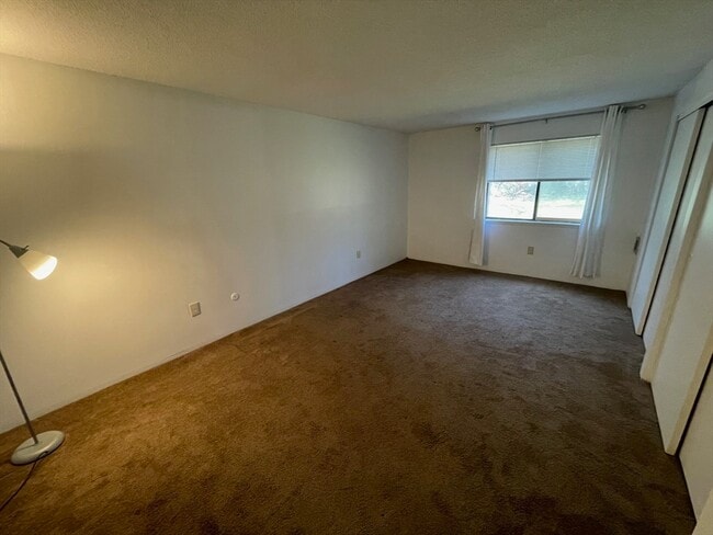 Building Photo - 17 Village Rock Ln