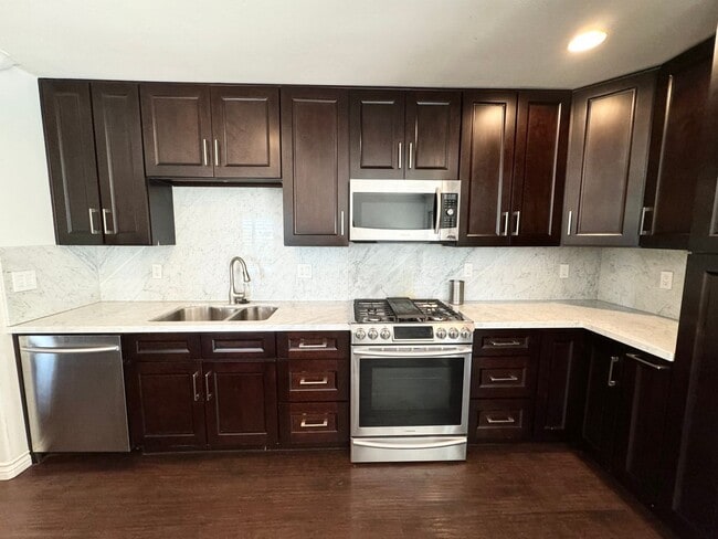 Building Photo - Beautifully Updated 3 Bedroom, 2 bath Rola...