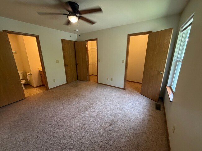 Building Photo - 20305 Skyview Dr