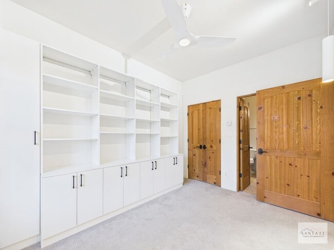 Building Photo - Beautifully Done Custom Built Townhouse wi...
