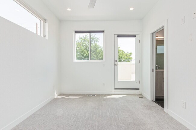 Building Photo - Beautiful Sloans lake Two Bed / Two and a ...