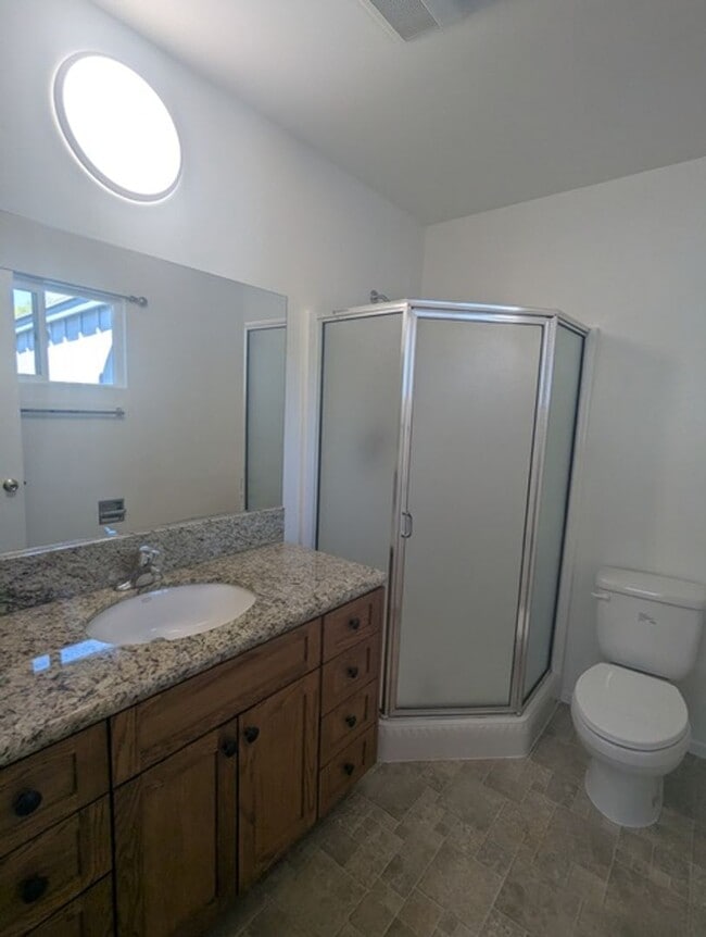 Building Photo - Single Story Home 4 bedroom + Enclosed pat...