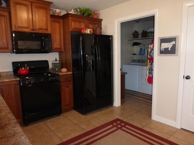 Kitchen - 370 1425 N St
