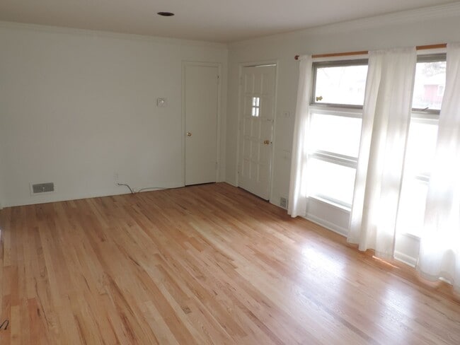 Building Photo - Brookridge Heights 2 Bedroom, 1 Bath Home ...