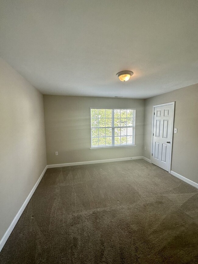 Building Photo - Spacious Home in The Cascades