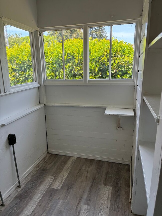 Building Photo - Country Charmer in Town Coquille