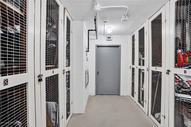 Building Photo - 1150 Hillsboro Mile