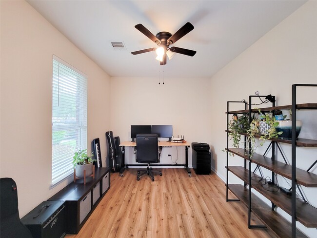 Building Photo - 1610 Pointe Leone