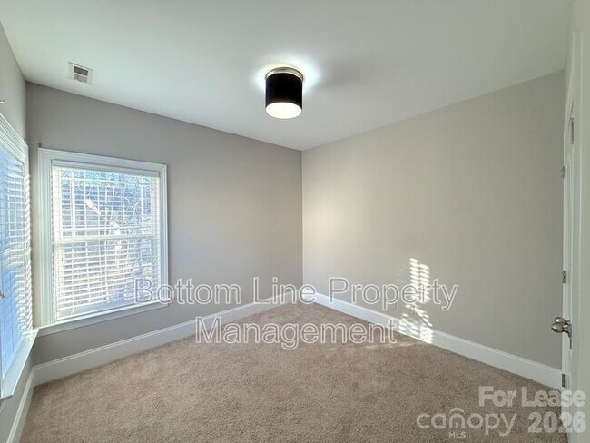 Building Photo - 5200 Craftsman Ridge Dr