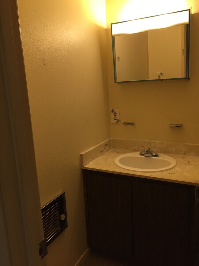 Building Photo - Convenient Sparks Location  with Pool and ...