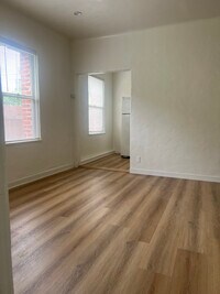 Building Photo - 1117 S Norton Ave