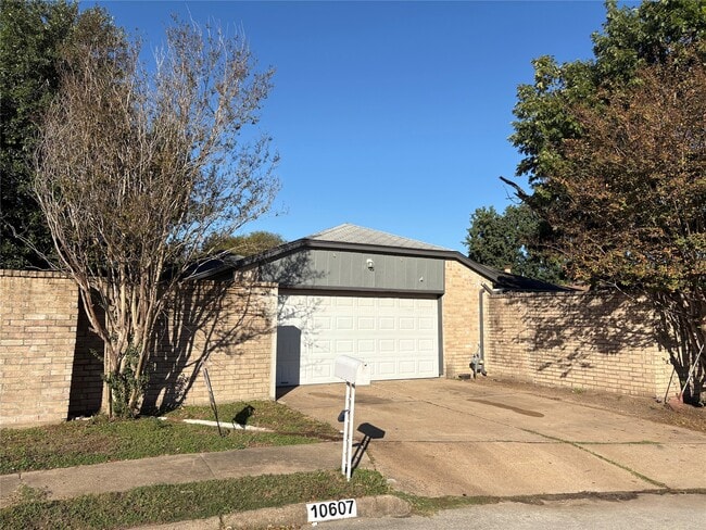 Building Photo - 10607 Staghill Dr