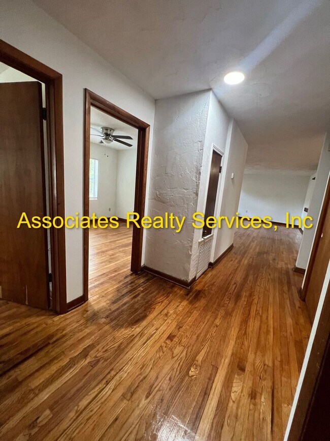 Building Photo - Great NW Location!