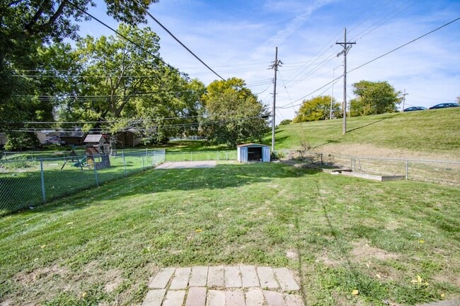 Building Photo - 1220 Hillcrest Dr