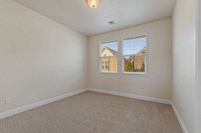 Building Photo - Gated Somersett Home!
