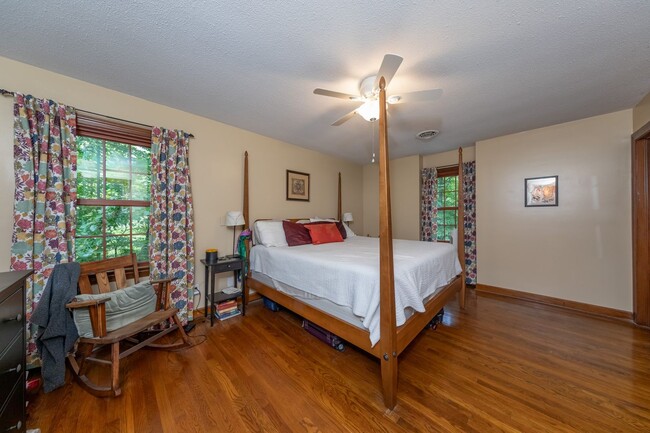 Building Photo - Spacious Colonial in Queens Lake