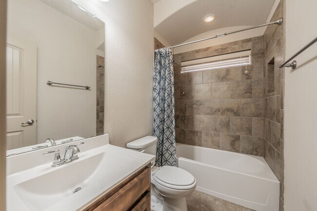 Building Photo - Excellent 3 bedroom plus office in Villages at Edgecliff