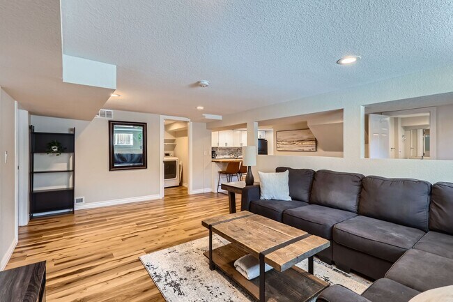 Building Photo - Highlands 2 BDR Turnkey Home