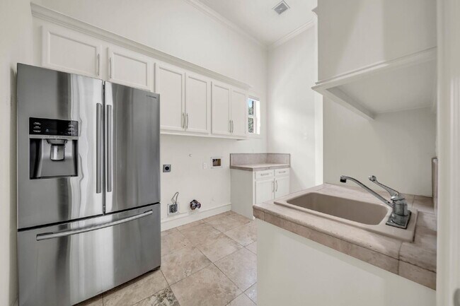 Building Photo - Exceptional 5-bedroom home (2 down) in desirable Woodlands Country Club with landscape & pool mai...