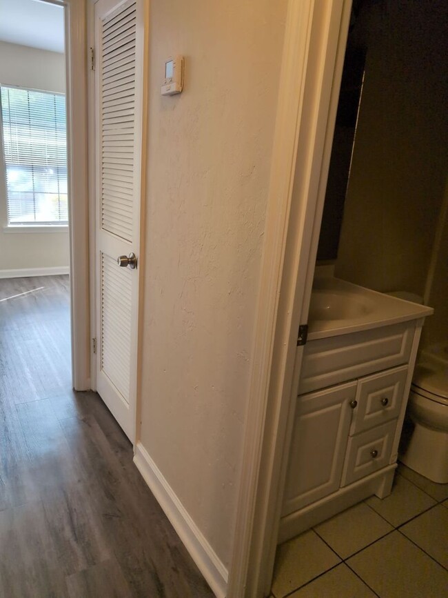 Building Photo - Sublease, Cul-de-sac townhome with nice sc...